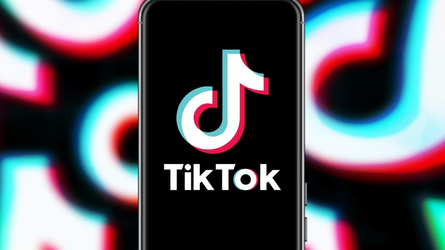 TikTok's New Feature: Personalized Fashion Photography Tips 